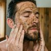 bienfaits-gommage-visage-homme-2025.png