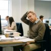 routine-stretching-homme-bureau-2025.png